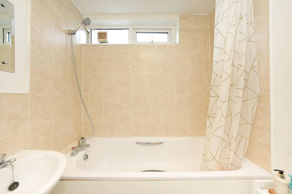 Apartament Oasis Flat With High-speed Broadband And Free Parking